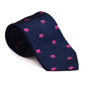Corbata de Seda Casual con Estampado de Elefantes, Azul Marino con Detalles en Rosa, Ideal para Regalo - Product Image 1