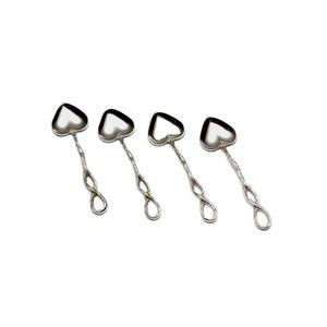 Ensemble de quatre couverts en forme de cœur, cuillère en fonte avec poignée à chaîne, parfait pour servir le thé, les aliments, offrir en cadeau et utiliser comme vaisselle - Product Image 1