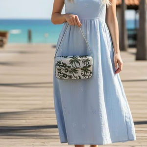 Bolsa de Regalo Tradicional India de Terciopelo con Bordado Dorado y Cuentas, Bolsa de Mano con Cordón de Perlas, Hecha a Mano, Unisex - Product Image 1