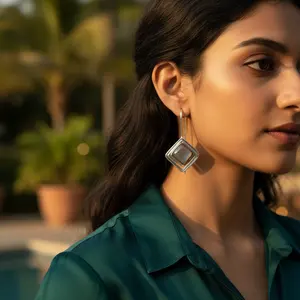 Boucles d'oreilles pour femmes en argent 925 avec perle d'eau douce et labradorite, plaqué or, design pendante, forme de fleur, émeraude or pierre principale - Product Image 3