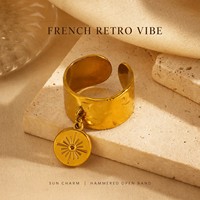 Sonnen-Charm-Ring aus Edelstahl in Goldton, Offener Ring mit Hammerschlag-Optik, Vintage Französischer Stil für Damen, Großhandel