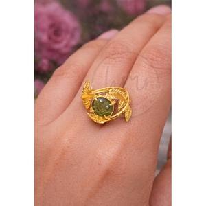Anillo Ajustable de Moldavita Natural con Baño de Oro, Diseño de Hoja Hecho a Mano, Anillo de Piedra Preciosa de Latón - Product Image 3