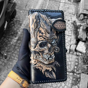 Portefeuille Bifold Homme en Cuir Véritable 100% avec Crâne Sculpté, Logo Personnalisé, Anti-RFID, Étanche et Fermeture à Bouton-Pression - Product Image 1