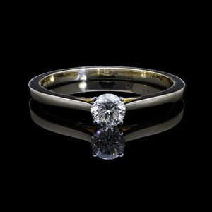 Bague de fiançailles solitaire en or 14 carats avec diamant brillant rond naturel de 0,37 ct dans un cadre minimaliste à quatre griffes effilées - Product Image 2