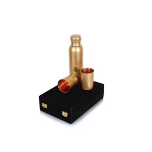 Bouteille d'eau en cuivre personnalisée de haute qualité Design unique pour la maison Hôtel Cuisine Utilisation en métal Drinkware - Product Image 1