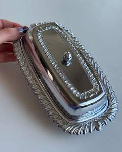 จานเสิร์ฟโลหะแนวชนบทพร้อมงานแกะสลักที่ทำด้วยมือเหมาะสำหรับบ้านที่ได้รับแรงบันดาลใจจากการใช้ชีวิตในชนบทและธีมธรรมชาติ - Product Image 5