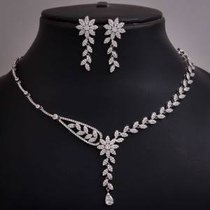 Ensemble collier et boucles d'oreilles en argent plaqué de haute qualité avec motif floral, zircone cubique (AD), bijoux en alliage pour mariage et fête - Product Image 1