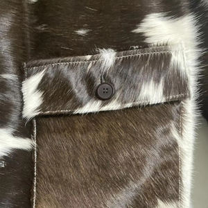 Chaqueta de Cuero con Pelo de Vaca, Estilo Vaquero Elegante, Piel Auténtica, Chaqueta de Montar Personalizada con Cuello Alto de Lona y Logotipo Frontal para Hombre - Product Image 3