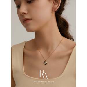 Collana con Ciondolo a Scacchiera Vintage di Tendenza, Simpatico Motivo Geometrico Numerico, in Titanio con Diamanti e Perle, con Cordino Vintage, Ideale per Regali - Product Image 1