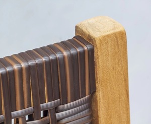 Chaise de salle à manger avec structure en teck et assise en rotin, design simple et moderne - Product Image 4