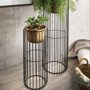 Maceta moderna de metal con soporte de alambre, perfecta para patios, balcones e interiores con temática rústica de casa de campo. - Product Image 1