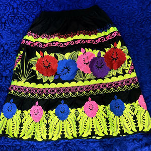 Falda con estampado de flores bordadas de poliéster DISEÑO DE Micronesia Guam Isleño hawaiano última moda con diamantes de imitación para mujer OEM - Product Image 6