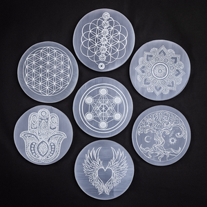 Plaque de cristal de pierre précieuse de sélénite naturelle polie gravure de géométrie sacrée 3 pouces pour la charge de guérison d'énergie de nettoyage de Reiki - Product Image 1