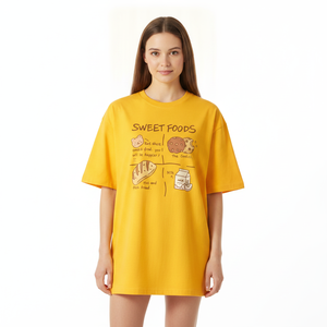 Camiseta Amarilla Oversize con Estampado de Dulces, Cuello Redondo, Manga Corta, Talla Grande para Mujer, 100% Algodón Jersey - Product Image 1