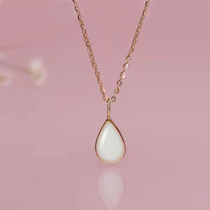 Collier pendentif vintage en opale éthiopienne blanche pour fiançailles, mariage, fête, fait à la main, 10 à 15 mm, forme poire, serti en laiton, IGI - Product Image 1