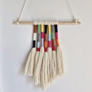 Decoración de Pared de Hilo Colorido Vibrante, Arte de Macramé para Pared, Ideal para Interiores Modernos y Exhibición Festiva en la Pared, Hecho a Mano en India - Product Image 1