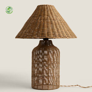 Lampe de table en rotin avec abat-jour conique, Lampes fabriquées à partir de matériaux faits à la main, accessoires de décoration pour la maison, vente en gros. - Product Image 1