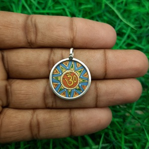 Colgante artesanal de Plata de Ley 925 con marcos de cristal, obra de arte única Om Mantra, colgante de pintura espiritual, tipo de collar de cadena - Product Image 1