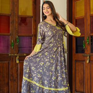 Kurti Anarkali gris con estampado floral, tela suave, ajuste cómodo, ideal para uso diario, estilo elegante y tradicional indio. - Product Image 1