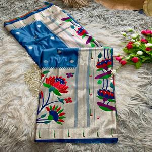 Sari de Seda Paithani VASTRA COTTAGE con Pallu Dorado, Diseño Floral de Loto y Pavo Real, Borde Tradicional con Buttis para Bodas - Product Image 3