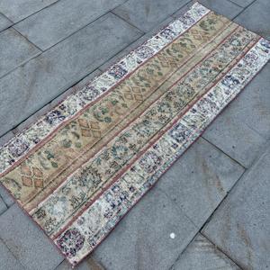 Alfombra turca vintage de 2x5.2 pies (61x158 cm), alfombra de lana con motivos de plantas y árboles azules - Product Image 2