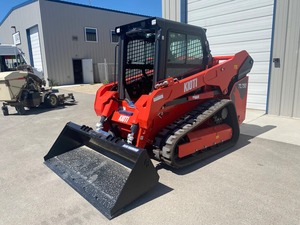 Chargeuse compacte KIOTI 74 CV en excellent état, 3 tonnes, type Kubota SVL75, avec godet, cabine fermée, prix bas, moteur principal, pompe - Product Image 6