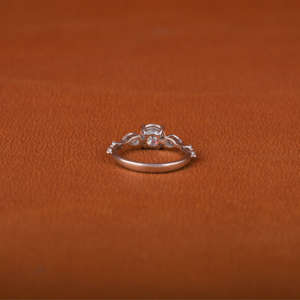 Anillo de Compromiso Vintage con Diamante Cultivado en Laboratorio de Corte Redondo en Oro Sólido de 18 Quilates, Elegante y Clásico, Anillo de Regalo para Mujer - Product Image 4