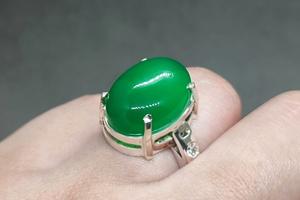 Anillo de Plata de Ley 925 Hecho a Mano con Ónix Verde Natural de Corte Ovalado en Engaste de Bisel, Regalo Clásico Perfecto para Aniversario de Bodas para Mujer - Product Image 5