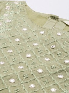 Kurta para Mujer, Verde, con Bordado de Espejo, Cuello Mandarín, Silueta Recta, Pantalones y Dupatta, Tela de Poliéster Tejida a Máquina - Product Image 3