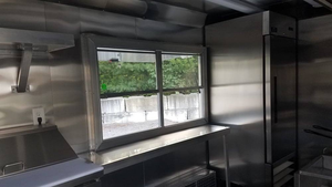 Remorque de cuisine mobile commerciale entièrement équipée, blanche, 8,5' x 14', avec appareils électroménagers, à vendre - Product Image 4