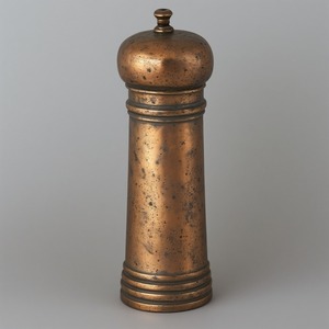 Molinillo de pimienta y coctelera de latón elegante con diseño de forma redonda artesanal hecho a mano para interiores de comedor decorativos - Product Image 1