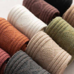 Chaussettes d'hiver en cachemire personnalisées Chaussettes épaisses et chaudes Chaussettes d'extérieur en laine mérinos en polyester Chaussettes pour femmes Crew - Product Image 3