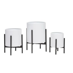 Adorable jardinière blanche conçue pour ajouter une touche d'élégance minimaliste et de fraîcheur naturelle à n'importe quel coin de maison - Product Image 1