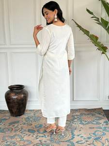 Parfait pour le bureau ou le style ethnique de tous les jours/La gamme de kurti de saison la plus vendue est disponible en plusieurs tailles et à faible taux. - Product Image 4