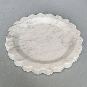 Elégant plateau en marbre oblong avec bords festonnés pour afficher le parfum de bijoux ou servir des collations - Product Image 2
