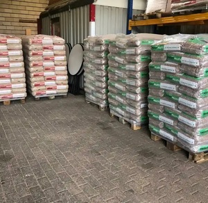 Briquettes de granulés de bois de pin de qualité supérieure, 100% fibres de bois, teneur en cendres 0,5%, calories 4600J, densité 600-800kg/m³, fournies à prix avantageux - Product Image 3