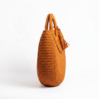 Sac à main demi-lune bohème en raphia fait main pour femme avec pompon décoratif, léger, à fermeture ouverte et poignée unique, idéal pour la plage