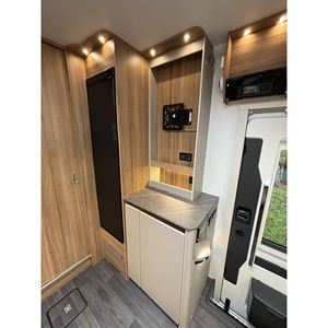 Autocaravana Bailey Autograph 72-2 con Transmisión Automática, Construcción de Aluminio y Equipamiento de Cocina - Product Image 1