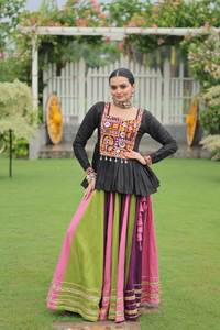 Lehenga Choli de viscosa de lujo para adultos, bordado artesanal y trabajo de lentejuelas para funciones de boda - Product Image 3