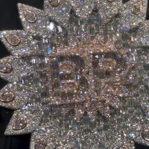 Pendentif personnalisé BP Starburst |   Argent 925 |   Moissanite VVS |   Entièrement serti de pierres |   Pierres taillées en baguette et en poire - Product Image 3