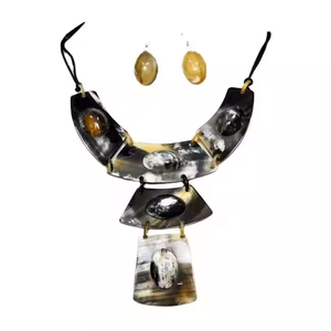 Collar de cuerno de búfalo de agua, modelo de joyería de moda, collares colgantes y joyería hecha a mano por Crescent Crafts - Product Image 1