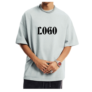 เสื้อยืดคอตตอนสีเทาอ่อนทรงโอเวอร์ไซส์สำหรับผู้ชาย พิมพ์ลายโลโก้ด้านหน้า คอกลม แขนสั้น สไตล์ลำลอง - Product Image 1