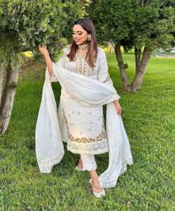 Lehengacholi ชุดเจ้าสาวสำหรับสาวๆในสไตล์ราชสถานกับเสื้อทำงานมุก - Product Image 1