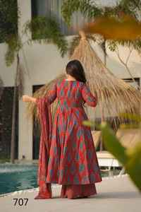 Conjunto de parte inferior Kurti de seda elegante para mujer con Dupatta bellamente impreso para la temporada de fiestas de verano - Product Image 2