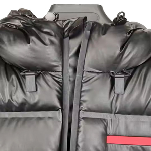 Abrigo de invierno negro brillante de lujo Chaqueta acolchada gruesa con aislamiento de moda para hombre con capucha desmontable para uso en frío extremo - Product Image 2