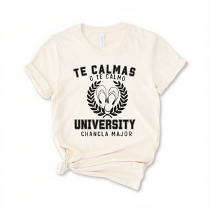 Divertente Maglietta Universitaria 'La Chancla' per la Festa della Mamma 'Te Calmas O Te Calmo' Chic Latina Regalo per Mamma Spagnola T-Shirt Promozionale - Product Image 2