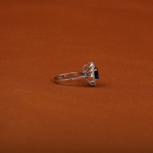 แหวนหมั้นหรูหราทรงวงรีทรงรีสีน้ำเงินเข้มกลางหินคลาสสิกที่มีห้องปฏิบัติการปลูกเครื่องประดับเพชรธรรมชาติ-ได้รับการรับรอง IGI - Product Image 5