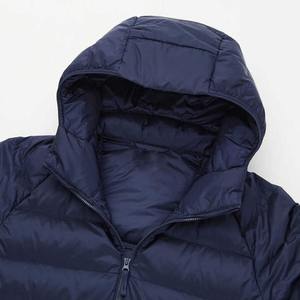 Blouson aviateur Softshell matelassé pour hommes avec poche poitrine à fermeture éclair Puffer d'hiver de couleur unie avec fermeture éclair à l'avant Vente en gros - Product Image 2