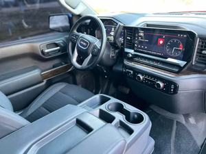 รถ GMC Sierra 3500 AT4 ปี 2023 ใหม่ล่าสุด ภายในสีเข้ม พวงมาลัยซ้าย เครื่องยนต์ 8 สูบ ขับเคลื่อน 4 ล้อ พร้อมสิทธิพิเศษในการจัดส่ง - Product Image 3