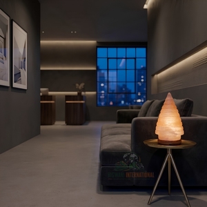 Lampe en sel de l'Himalaya sculptée à la main, forme de cône en spirale sur base en bois, lumière de nuit relaxante avec un éclat ambiant chaud pour la chambre à coucher - Product Image 5